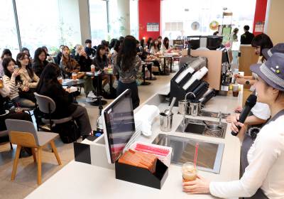 [포토]이해인, 음료 주문하신 분!