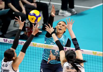 [포토]실바, 힘으로 뚫는다