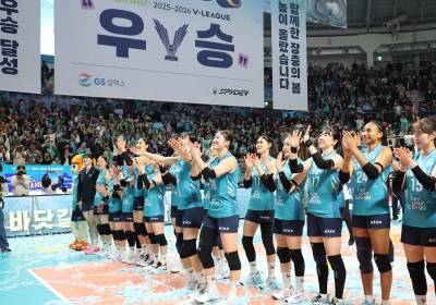 [포토]우승 GS칼텍스, 팬들에게 인사