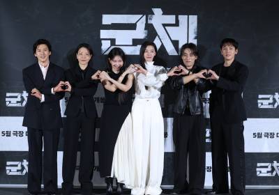 [포토] '군체' 주역들, 귀여운 크로스 하트 포즈