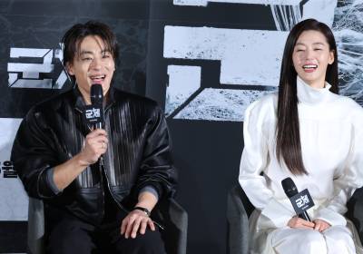 [포토] 전지현, 구교환이 입만 열면 빵 터져~