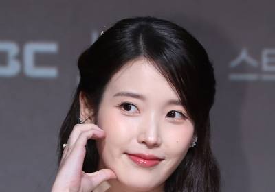 [포토] 아이유, 팬심 흔드는 볼하트
