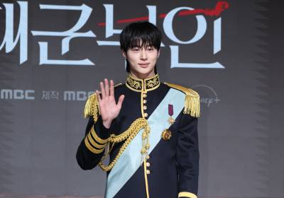 [포토] 아이유, 대군의 자태