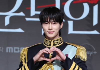 [포토] 아이유, 왕자님의 하트