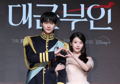 [포토] 변우석-아이유, 서로 만드는 하트