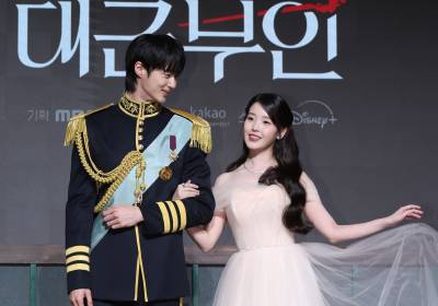 [포토] 변우석, 아이유 바라보는 설레는 눈빛