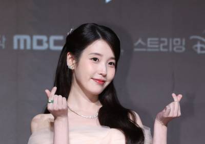 [포토] 아이유, 요정이 날리는 손가락 하트