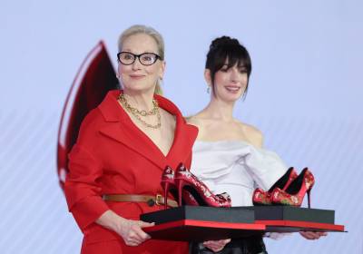 [포토] 꽃신 선물 받는 메릴 스트립과 앤 해서웨이