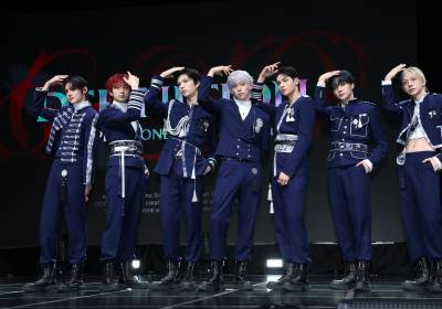 [포토] 앰퍼샌드원, 타이틀곡 '갓' 포즈