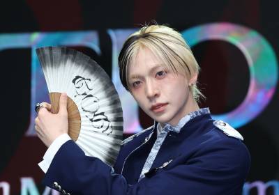 [포토] 앰퍼샌드원 최지호, 부채 퍼포먼스 기대해 주세요