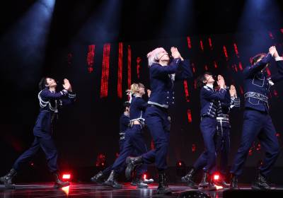 [포토] 앰퍼샌드원, 신에게 기도하는 '갓' 퍼포먼스