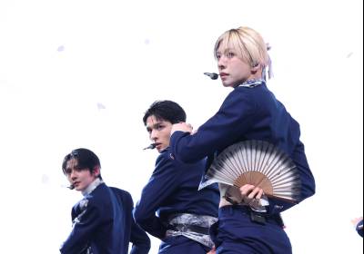 [포토] 앰퍼샌드원 최지호, 화려한 부채 퍼포먼스