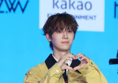 [포토] 하츠웨이브 윤영준, 훈훈한 손하트