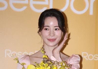 [포토] 임지연, 예쁜 꽃 들고 예쁜 꽃받침