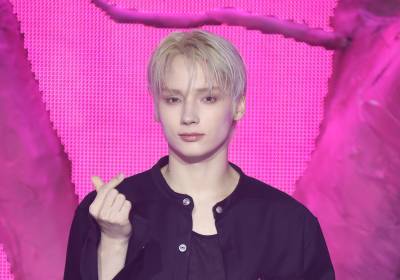 [포토] 투모로우바이투게더 휴닝카이, 시크한 손가락 하트