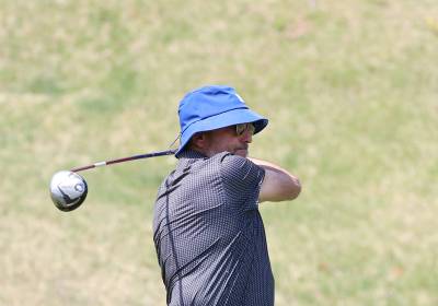 [포토]티샷하는 루이 퀸타 감독