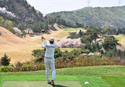 [포토]김병지, 화창한 봄날씨 속 티샷