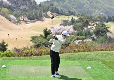 [포토]현영민, 멋진 풍경 속 시원한 장타