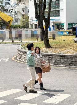 [단독] 차태현, 하지원과 대학 캠퍼스 포착…‘26학번 지원이요’ 게스트 출격