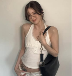 한소희, 2000만원 들여 지웠는데…골반 타투 또 공개