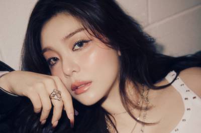 호스트바 근무·레즈비언 연관? 에일리 남편 논란