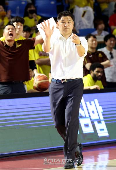 '대박' 창원 LG, SK 꺾고 최초 챔프전 우승 쾌거
