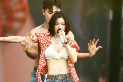 권은비·박진영 터졌다!…워터밤 화제 이유는