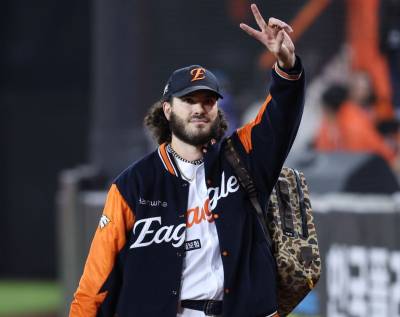 홈구장 흙 챙겼던 폰세, 이정후랑 한솥밥 먹나