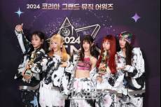 뉴진스 전원, 전속계약 분쟁 1년 만에 '백기'..왜?