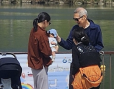“유모차 밀며 산책”…홍상수·김민희, 아들과 포착된 근황